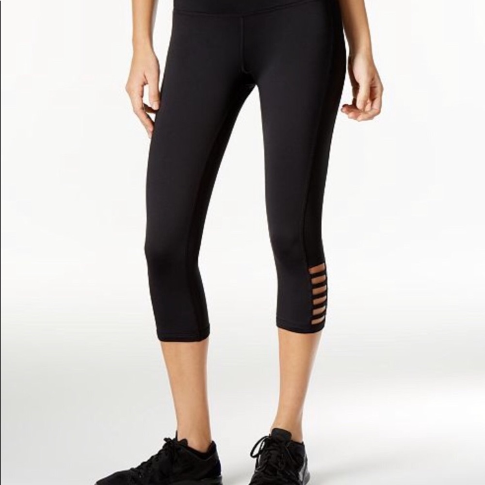 🍍Ideology Capri leggings with cutout🍍